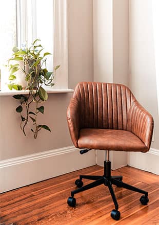 Smeđa tapecirana uredska stolica Tapetarski lab Bež