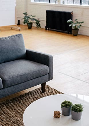 Sivi tapecirani kauč u dnevnom boravku Tapetarski lab Bež