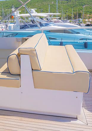 Brodski madraci i jastuci na fly bridge-u jahte