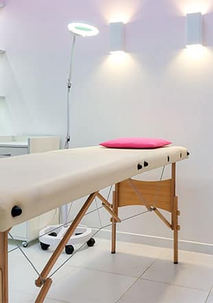 Tapecirani stol za masažu u kozmetičkom salonu Tapetarski lab Bež